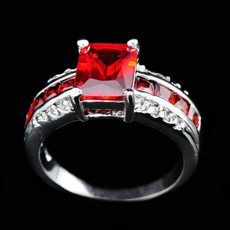 Anello in Argento con Rubino dal Design a Fascia Divisa