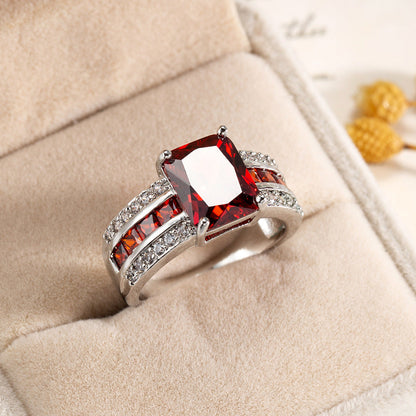 Anello in Argento con Rubino dal Design a Fascia Divisa