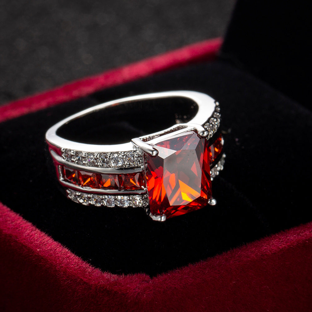 Anello in Argento con Rubino dal Design a Fascia Divisa