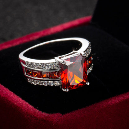 Anello in Argento con Rubino dal Design a Fascia Divisa