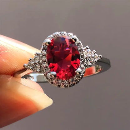 Anello in Argento con Rubino e Cornice Halo