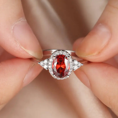 Anello in Argento con Rubino e Cornice Halo