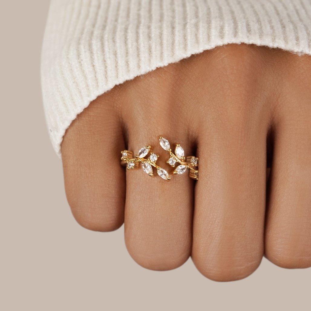 Anello Vite Dorata con Cristalli