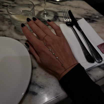 AURA | Catenina per mano