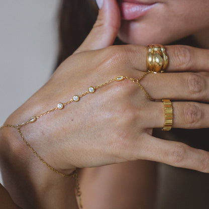 AURA | Catenina per mano
