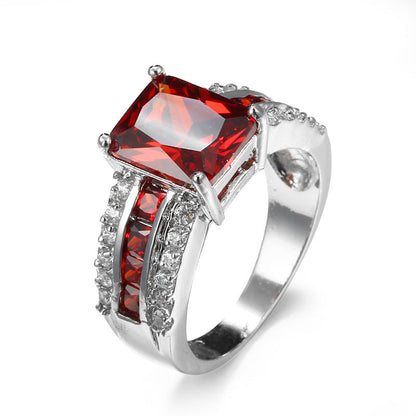 Anello in Argento con Rubino dal Design a Fascia Divisa