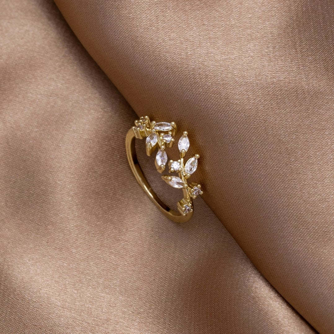 Anello Vite Dorata con Cristalli