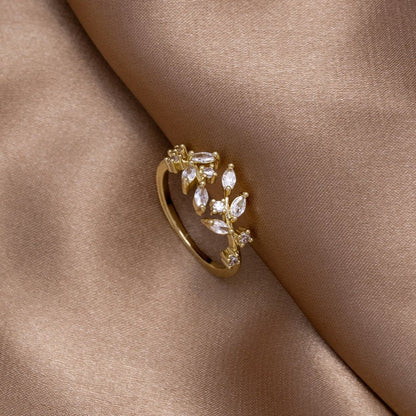 Anello Vite Dorata con Cristalli